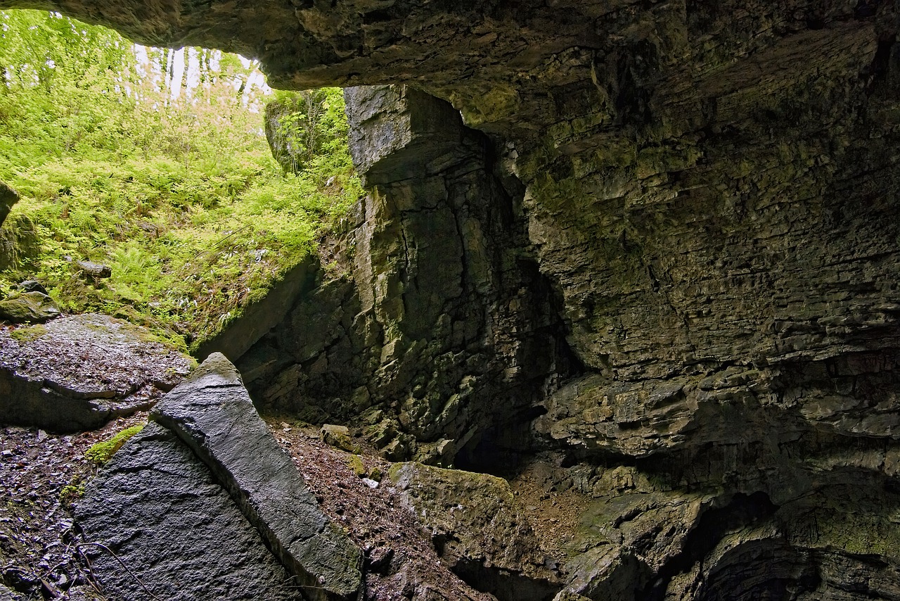 A jump into the fantastic underworld, Potholing